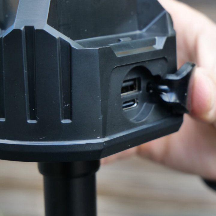 Projecteur de chantier LED rechargeable sur trépied 70W