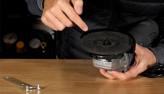 Comment changer le disque d'une meuleuse ?
